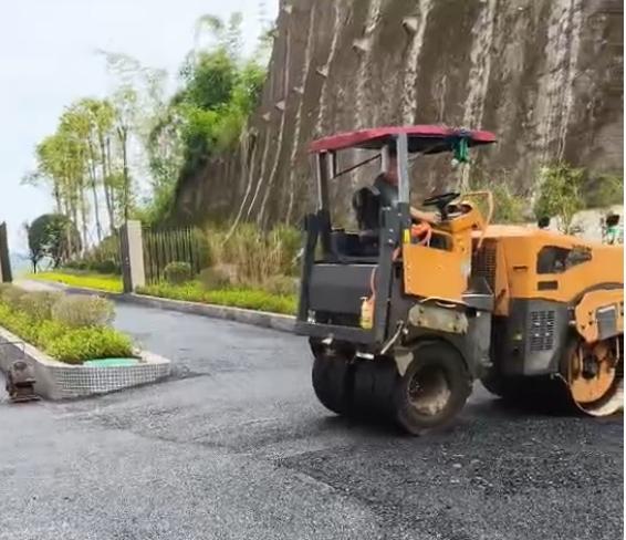 奔馬前鋼后膠壓路機瀝青路面施工